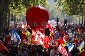 Γαλλία: Οι μαθητικές διαμαρτυρίες και η απεργία των δημόσιων υπαλλήλων αυξάνουν την πίεση στον Μακρόν	