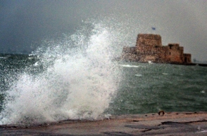 Καιρός αύριο: Θυελλώδεις άνεμοι στο Αιγαίο και πτώση της θερμοκρασίας
