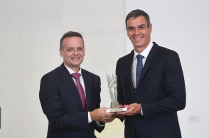 Ο Χάρης Δούκας απένειμε στον Σάντσεθ το Βραβείο Δημοκρατίας της Πόλης των Αθηνών 2026