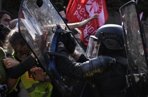 Διαδηλώσεις στη Γαλλία: Η κυβέρνηση κατηγορεί τη ριζοσπαστική αριστερά για ταραχές στα σχολεία