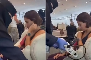 Πτήση flydubai: Viral η εικόνα μιας Σαουδαράβισσας νοσοκόμας να προσφέρει φροντίδα σε επιβάτιδα
