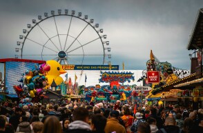 Oktoberfest: Δωρεάν κολάν στις γυναίκες για να αποφεύγεται το upskirting σε δημοφιλές παιχνίδι