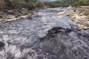 Ισπανία: Ποτάμι έγινε μαύρο από τις στάχτες των πυρκαγιών