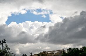 Καιρός σήμερα: Νέα άνοδος της θερμοκρασίας με τοπικές βροχές