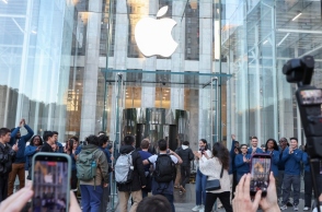 Ουρές έξω από καταστήματα Apple Store για το νέο iPhone Duo 