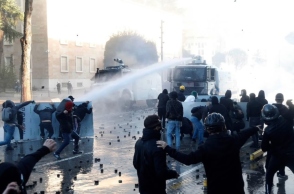 «Ράμα παραιτήσου»: Πετροπόλεμος στα Τίρανα με μπαράζ μολότοφ και δακρυγόνων	