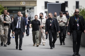 ο Βολοντίμιρ Ζελένσκι αναμεσα απο ανδρες ασφαλείας