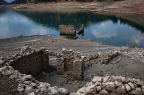 ερειπια χωριου διπλα σε λιμνη
