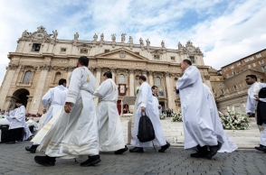 Καθολικοί  ιερείς μπροστά στο Βατικανό ο