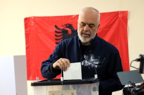 O Έντι Ράμα ψηφιζει