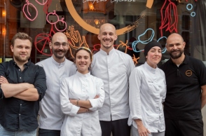 Ένας  Έλληνας σεφ στο Βέλγιο στους καλύτερους της χρονιάς, σύμφωνα με τα βραβεία «Gault & Millau». Ο Γιώργος Αθανασόπουλος είναι ο ιδιοκτήτης του εστιατορίου «Màloma» στις Βρυξελλες