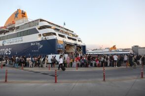 ΑΝΑΧΩΡΟΥΝ ΓΙΑ ΤΑ ΝΗΣΙΑ ΟΙ ΑΔΕΙΟΥΧΟΙ ΤΟΥ ΔΕΚΑΠΕΝΤΑΥΓΟΥΣΤΟΥ ΑΠΟ ΤΟ ΛΙΜΑΝΙ ΤΟΥ ΠΕΙΡΑΙΑ