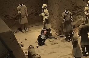 Τουρίστας έσπασε αγάλματα του Πήλινου Στρατού της Κίνας