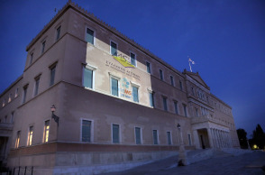 Η Βουλή των Ελλήνων φωταγωγήθηκε για να τιμήσει την Παγκόσμια Ημέρα για την Σκλήρυνση κατά Πλάκας