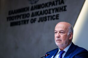 Φλωρίδης: Τα ομόφυλα ζευγάρια δεν θα μπορούν να αποκτούν παιδί μέσω παρένθετης μητέρας