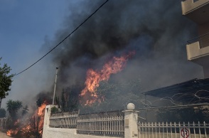 Φωτιά τώρα στον Κουβαρά: Καίγονται σπίτια