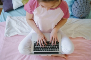 παιδι σερφαρει στο διαδίκτυο