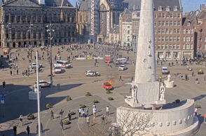 οχημα στις φλογες, πλατεια, κοσμος