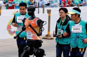 Κίνα: Δεκάδες ρομπότ ετοιμάζονται για το 2ο ημιμαραθώνιο ανθρωποειδών - Βίντεο 	