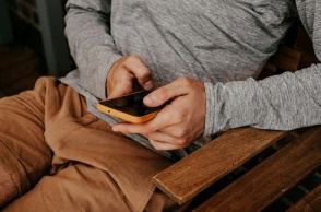 Άτομο κρατά κινητό και κάτι φαίνεται να πληκτρολογεί