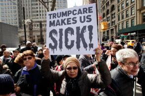 ΗΠΑ: «Στον αέρα» εκατομμύρια Αμερικανοί μετά το πάγωμα του Τραμπ στις ασφαλιστικές καλύψεις