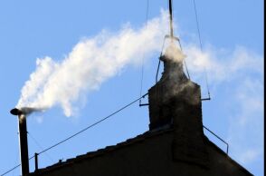 Τι συμβαίνει μεταξύ της λευκής καπνοδόχου και της ανακοίνωσης του νέου πάπα;