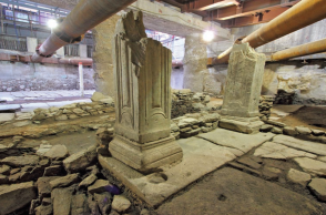 Μαρμάρινοι πεσσοί προπύλου στη νότια στοά της πλατείας