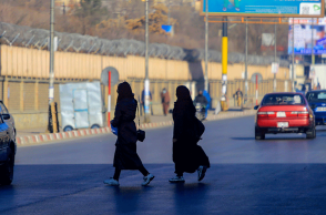 Γυναίκες περπατούν σε πόλη του Αφγανιστάν