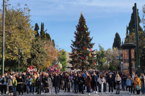 Πολίτες στη στολισμένη Αθήνα
