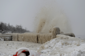 Πάγος και χιόνι έχουν σκεπάσει τα προστατευτικά κιγκλιδώματα στη λίμνη Erie