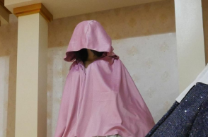 Στο Αφγανιστάν με υφάσματα καλύπτουν τις κούκλες στις βιτρίνες οι καταστηματάρχες στην πρωτεύουσα Καμπούλ