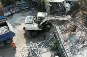 Μπουλντόζες στο Nammos στη Μύκονο