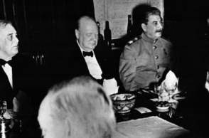 Ρούσβελτ και Στάλιν στη διάρκεια δείπνου εργασίας στο Ιράν το 1943 ©Keystone-France\Gamma-Rapho via Getty Images