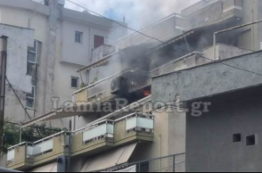Φωτιά ξέσπασε σε διαμέρισμα πίσω από το θερινό Δημοτικό Θέατρο Λαμίας