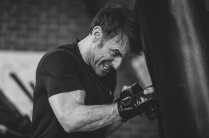 Στη δημοσιότητα φωτογραφίες του Μακρόν να προπονείται στο μποξ