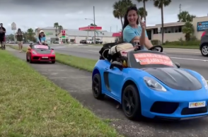 Δύο γυναίκες προσπαθούν να διανύσουν διαδρομή 804 χλμ με παιδικά αυτοκίνητα