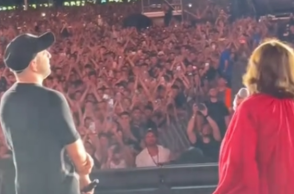 «Χάρις, όρμα τους» – Το επικό σχόλιο του Netflix για την εμφάνιση της Χαρούλας Αλεξίου στη συναυλία του ΛΕΞ 