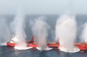 Καρέ καρέ η επίθεση των Χούθι στο ελληνόκτητο πλοίο στην Ερυθρά Θάλασσα 