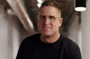 Τομ Γκρίνγουντ:  Παραμένει σε ΜΕΘ ο δισεκατομμυριούχος μετά το τροχαίο στη Μύκονο - «Έπεσαν οι πέτρες πάνω του»