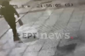 Bίντεο ντοκουμέντο: Η στιγμή που ο δράστης μεταφέρει τη βόμβα και την αφήνει στην ντισκοτέκ στην Μιχαλακοπούλου