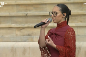 Η Κλαυδία τραγούδησε την  «Αστερομάτα» στο Καλλιμάρμαρο στην τελετή παράδοσης της Ολυμπιακής Φλόγας