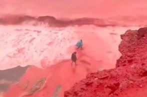 Καθηλωτικές εικόνες «Αποκάλυψης» στο Ορμούζ του Ιράν - Οι βροχές έβαψαν κόκκινη τη θάλασσα