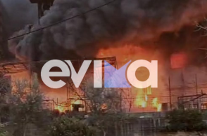 Μεγάλη φωτιά σε σπίτι στη Χαλκίδα - Δύο άτομα στο νοσοκομείο, ένας διασωληνώθηκε 