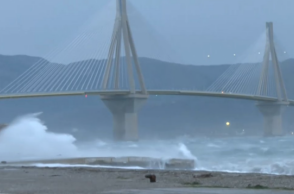 Πρωτοφανείς εικόνες στη γέφυρα Ρίου-Αντιρρίου: Άνεμοι 11 μποφόρ «καταπίνουν» το Κάστρο