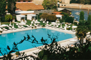 Στο διάσημο Hotel Cipriani, η Dior μάς ταξιδεύει στο καλοκαιρινό σύμπαν του Dioriviera