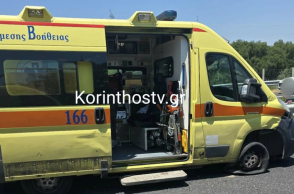 Σοβαρό τροχαίο στην Κορίνθου - Τριπόλεως: Εμπλέκονται τέσσερα ΙΧ και ασθενοφόρο του ΕΚΑΒ