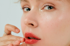 Popsicle Lips: Η πιο ζουμερή απόχρωση της φράουλας φτάνει στα χείλη
