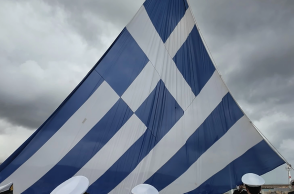 28η Οκτωβρίου: Υψώθηκε υπό βροχή η μεγάλη ελληνική σημαία στη Χίο