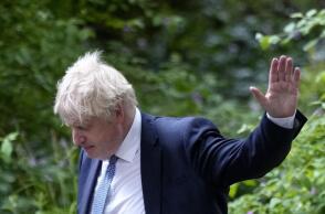 Τρίζει η καρέκλα του Μπόρις: Μπαράζ παραιτήσεων από κυβέρνηση και Τόρις