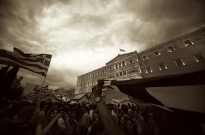 Πλήθος έξω από τη Βουλή 